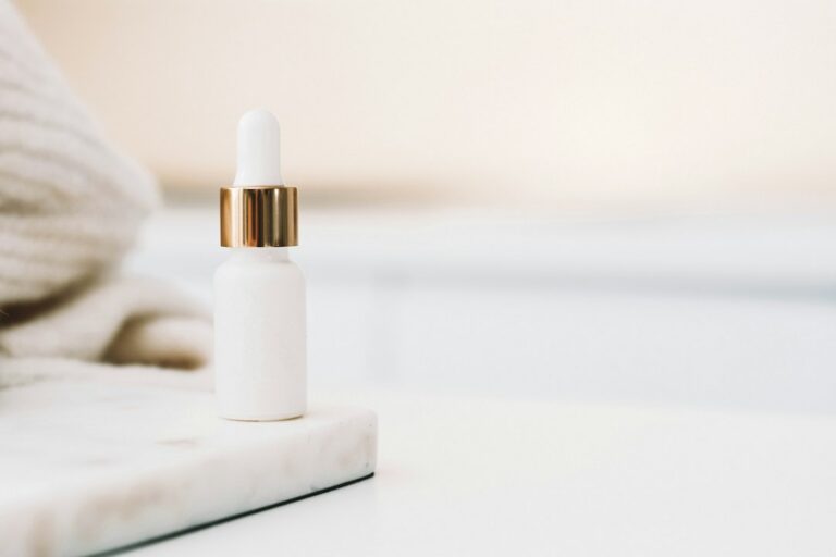 Flacon cosmetic alb cu pipetă