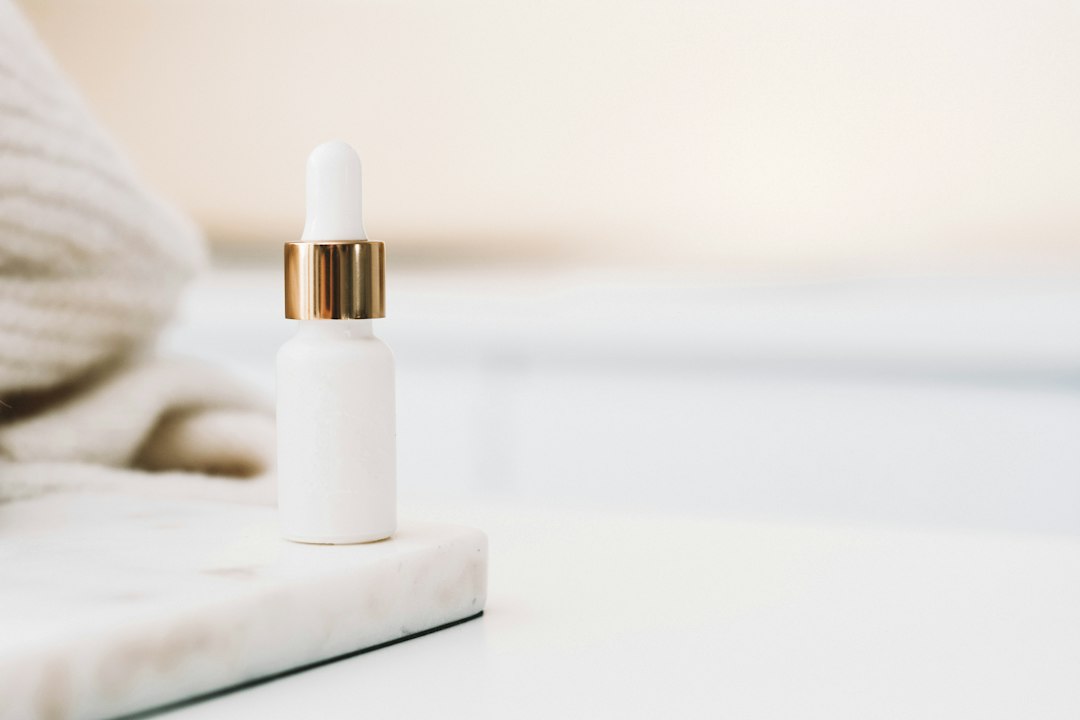 Flacon cosmetic alb cu pipetă