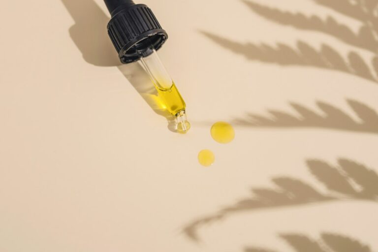 Pipetă și picături de ulei cosmetic