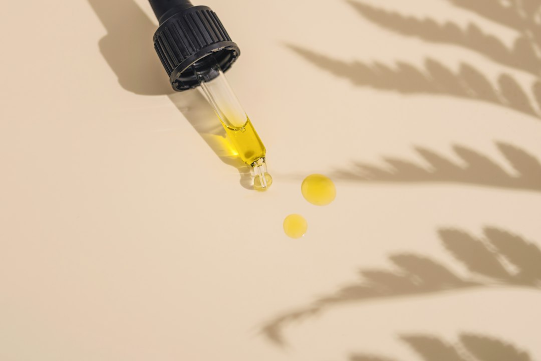 Pipetă și picături de ulei cosmetic